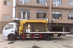 东海附近汽车轮胎更换